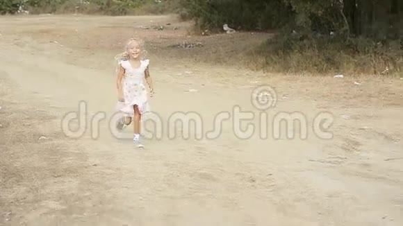 小女孩跑到妈妈身边妈妈围着她转视频的预览图