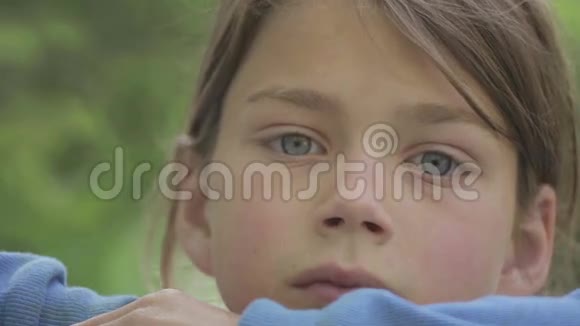 悲伤的男孩看着相机悲伤的孩子看镜头的肖像视频的预览图