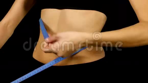 女人测量身体运动服视频的预览图