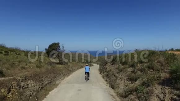 从自行车骑行到海滩的空中旅行视频的预览图