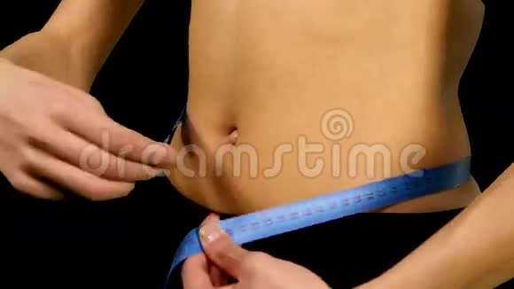 女人测量身体运动服视频的预览图