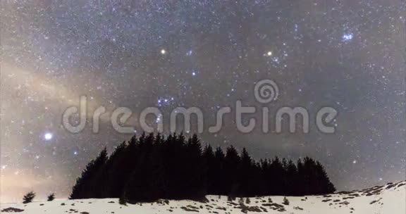 银河越冬山地景观4k时间推移视频的预览图