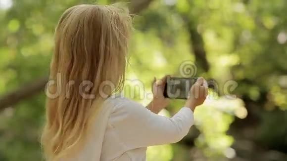 可爱的小女孩给自己拍照视频的预览图
