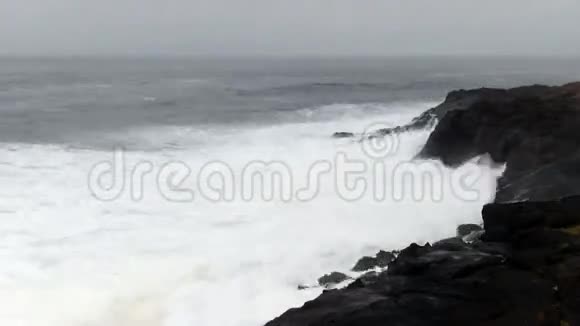 拉瓦岩海岸覆水日的巨浪视频的预览图