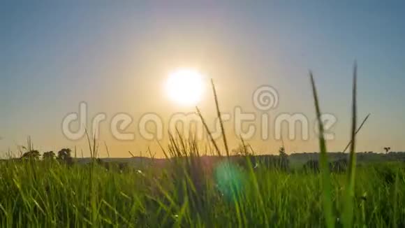 日落和乡村景观随着起重机的流逝视频的预览图