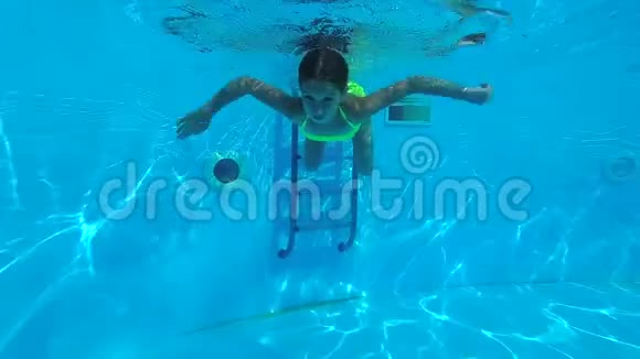 游泳池水下游泳的小女孩视频的预览图