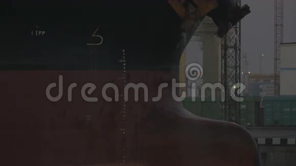 货船停留在俄罗斯港口晚上工作视频的预览图