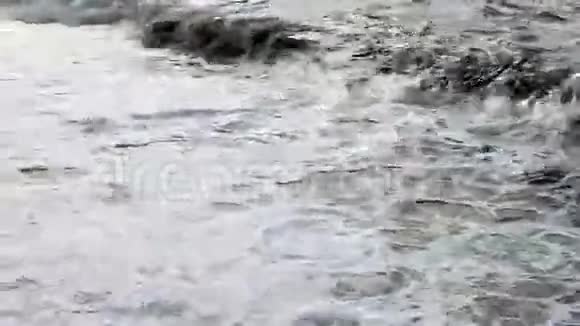 暴风雨的一天海浪在海滩上翻滚视频的预览图