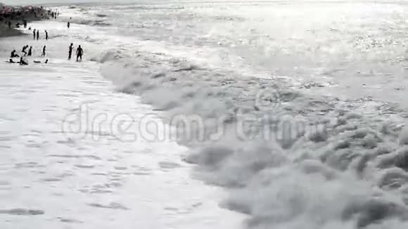 暴风雨的一天海浪在海滩上翻滚视频的预览图