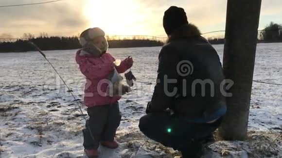 冬天日落时父亲和女儿慢动作视频的预览图
