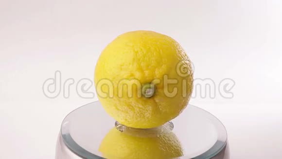 黄色的柠檬在白色的背景上旋转视频的预览图
