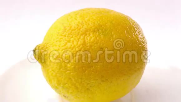 黄色的柠檬在白色的背景上旋转视频的预览图