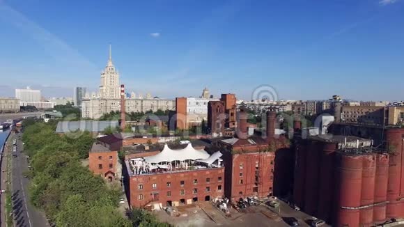 四架直升机在老楼屋顶拍摄夏季餐厅拉迪森皇家酒店大楼视频的预览图