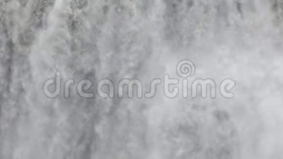 强大的汹涌的白水瀑布有力地落在岩石边缘水晶般清澈的冰川水流在cl上落下视频的预览图