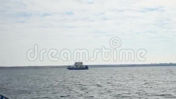 小船漂浮在海湾海浪中溅起水花视频的预览图