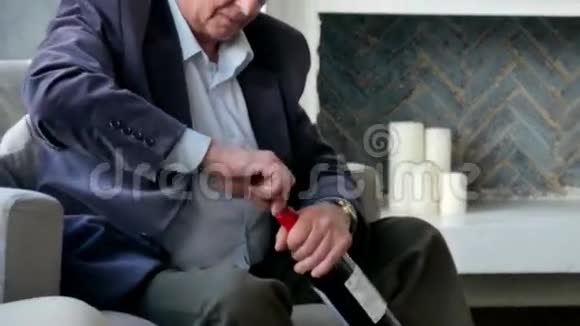 老人试图打开一瓶酒视频的预览图