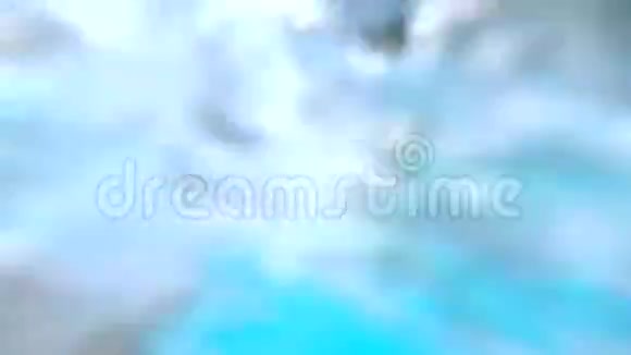 游泳池水下游泳的小女孩视频的预览图