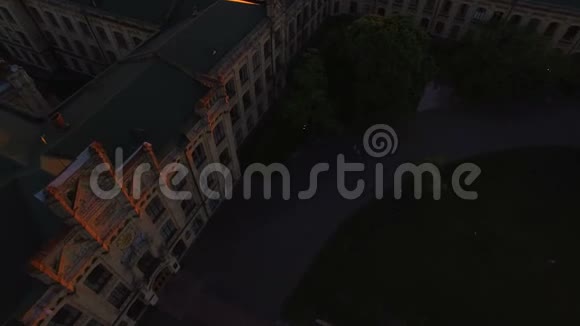 日落时分城市背景上的老大学视频的预览图
