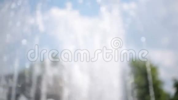 蓝天背景上的肥皂泡视频的预览图