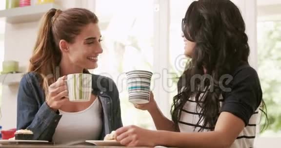 吃糕点喝咖啡的快乐朋友视频的预览图
