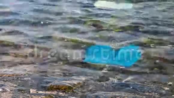 新的塑料袋被潮水拖入大海视频的预览图
