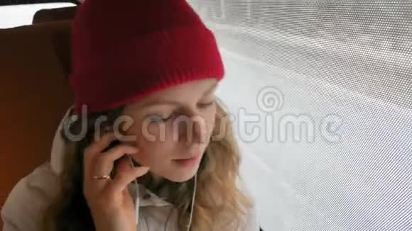 年轻开朗的女人在一个悲伤的日子乘公共汽车旅行她看着窗外视频的预览图