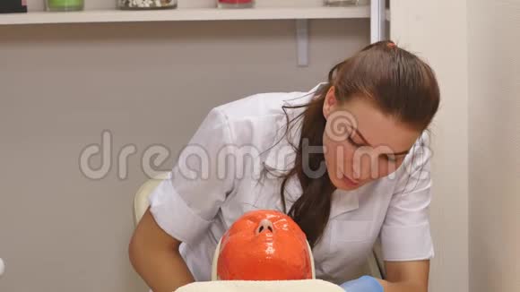 女人躺在桌子上脸上完全覆盖着有机美容面膜专业美容师视频的预览图