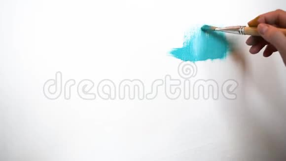 艺术家用蓝色油画颜料在白色画布上作画视频的预览图