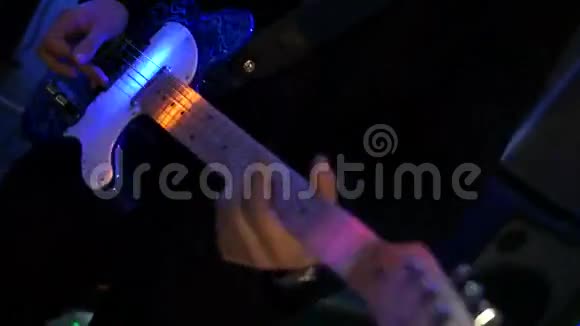 年轻人用电吉他弹得很近视频的预览图