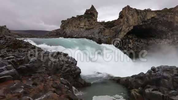 强大的汹涌的白水瀑布有力地落在岩石边缘水晶般清澈的冰川水流在cl上落下视频的预览图