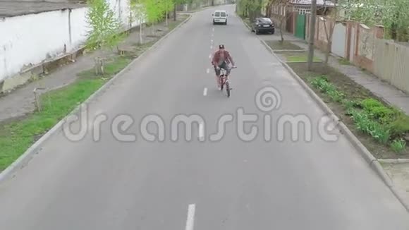 一个骑自行车的家伙视频的预览图