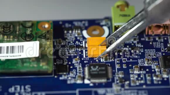 电子维修焊接微型芯片和电路板视频的预览图