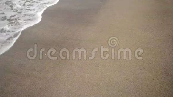 波浪卷起白色沙滩视频的预览图