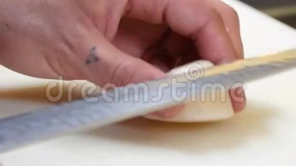 寿司主厨切鱼片式寿司视频的预览图