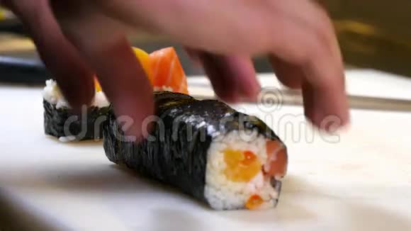 寿司主厨介绍三文鱼桃肉卷视频的预览图