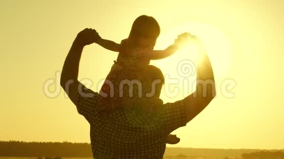 爸爸带着心爱的婴儿在日落时肩上走来走去小女儿和爸爸一起骑马视频的预览图