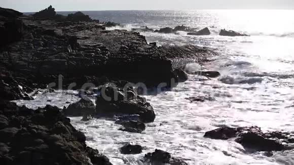 太平洋海浪席卷落基加利福尼亚海岸视频的预览图
