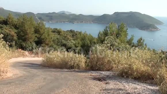 弯曲的道路下坡景色壮丽视频的预览图