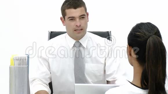 男性对女员工讲话视频的预览图