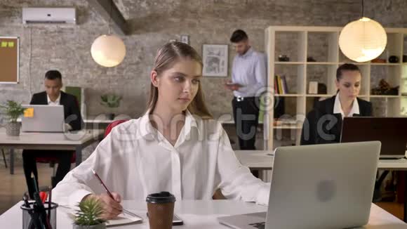 年轻忙碌的商人在办公室工作与技术建立联系工作观念商业观念视频的预览图