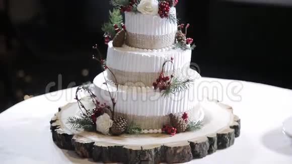有浆果的婚礼蛋糕视频的预览图