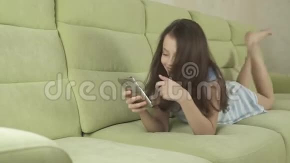 漂亮的少女在智能手机股票视频中进行有趣的交流视频的预览图