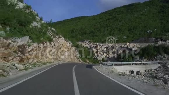 驶过蜿蜒的山路视频的预览图