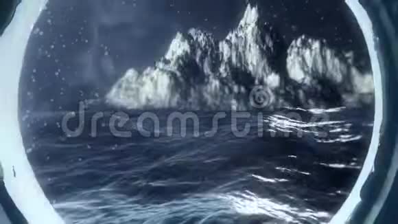 在海浪和风暴中穿过船窗的岛屿视频的预览图