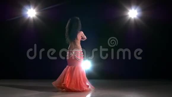 美丽的肚皮舞女跳舞的异国风情视频的预览图