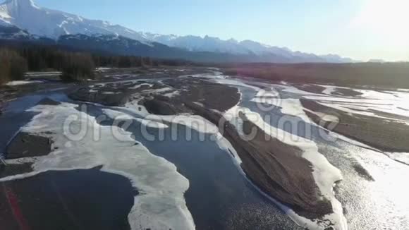飞过冰冷的阿拉斯加河视频的预览图