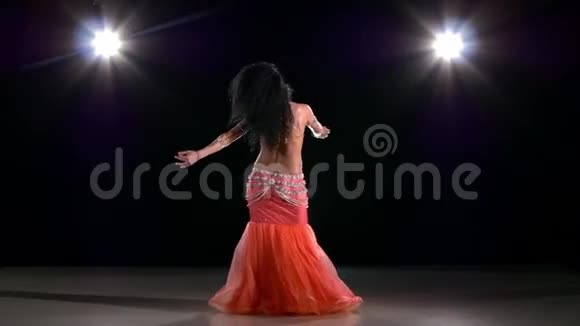 美丽的肚皮舞女跳舞的异国风情视频的预览图
