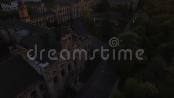 日落时分城市背景上的老大学视频的预览图