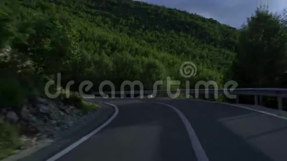 驶过蜿蜒的山路视频的预览图