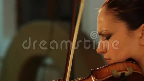 年轻女子拉小提琴视频的预览图